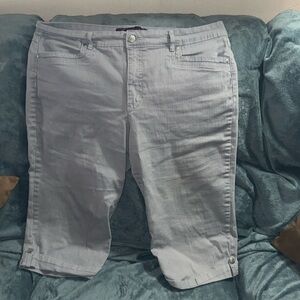 Gloria Vanderbilt size 14 skimmer stretchy capri Jeans light grey 💕